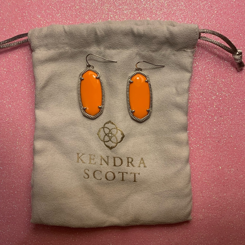 KENDRA SCOTT - Elle Drop Earrings in Orange & Silver🧡